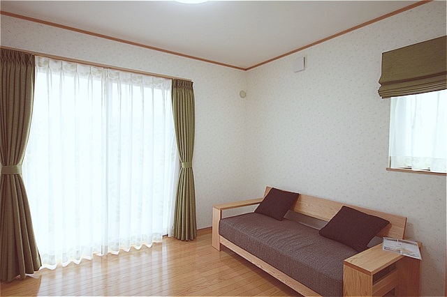 お姉さんの寝室。<br>グリーンのカーテンと植物柄のクロスで統一感がある。
