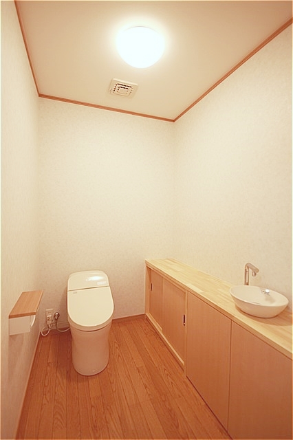 少し広めのトイレ。<br>カウンター収納には、介護用品なども収納できて便利。
