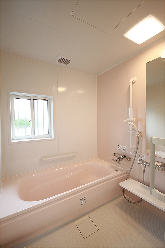 ピンクの浴槽や壁で温かみのある浴室となっています。<br>
