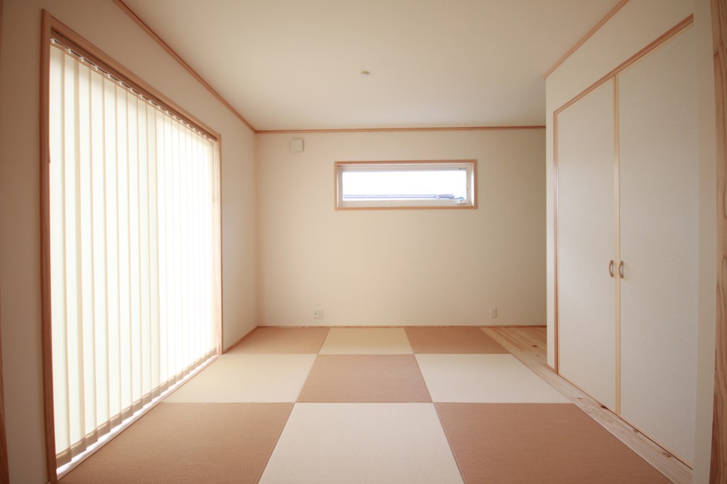 ダイニング横の和室。<br>市松模様の畳は和紙畳。<br>汚れや傷に強い畳です。
